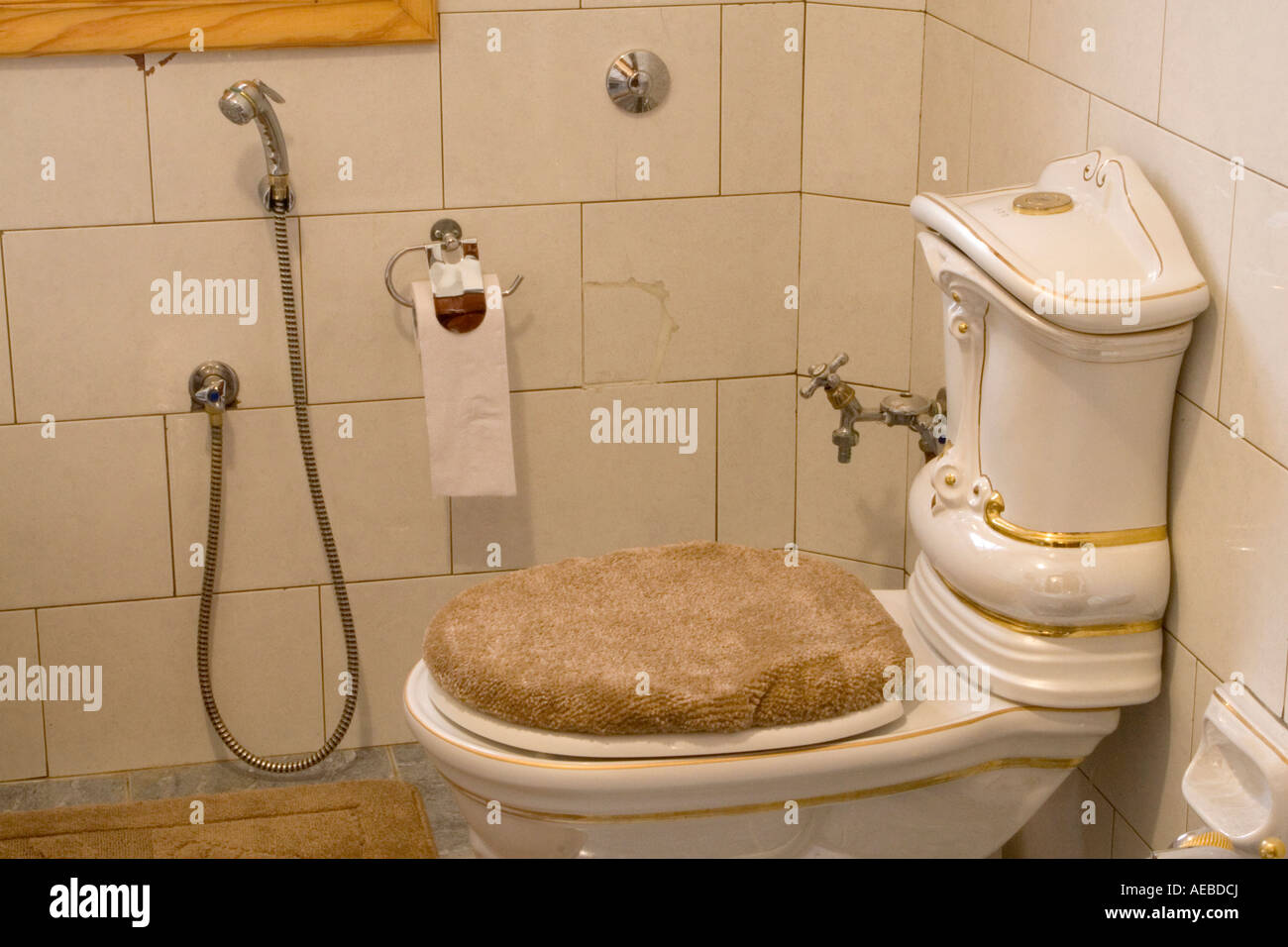 La Libye. Toilettes arabes avec le tuyau à Washington Photo Stock - Alamy