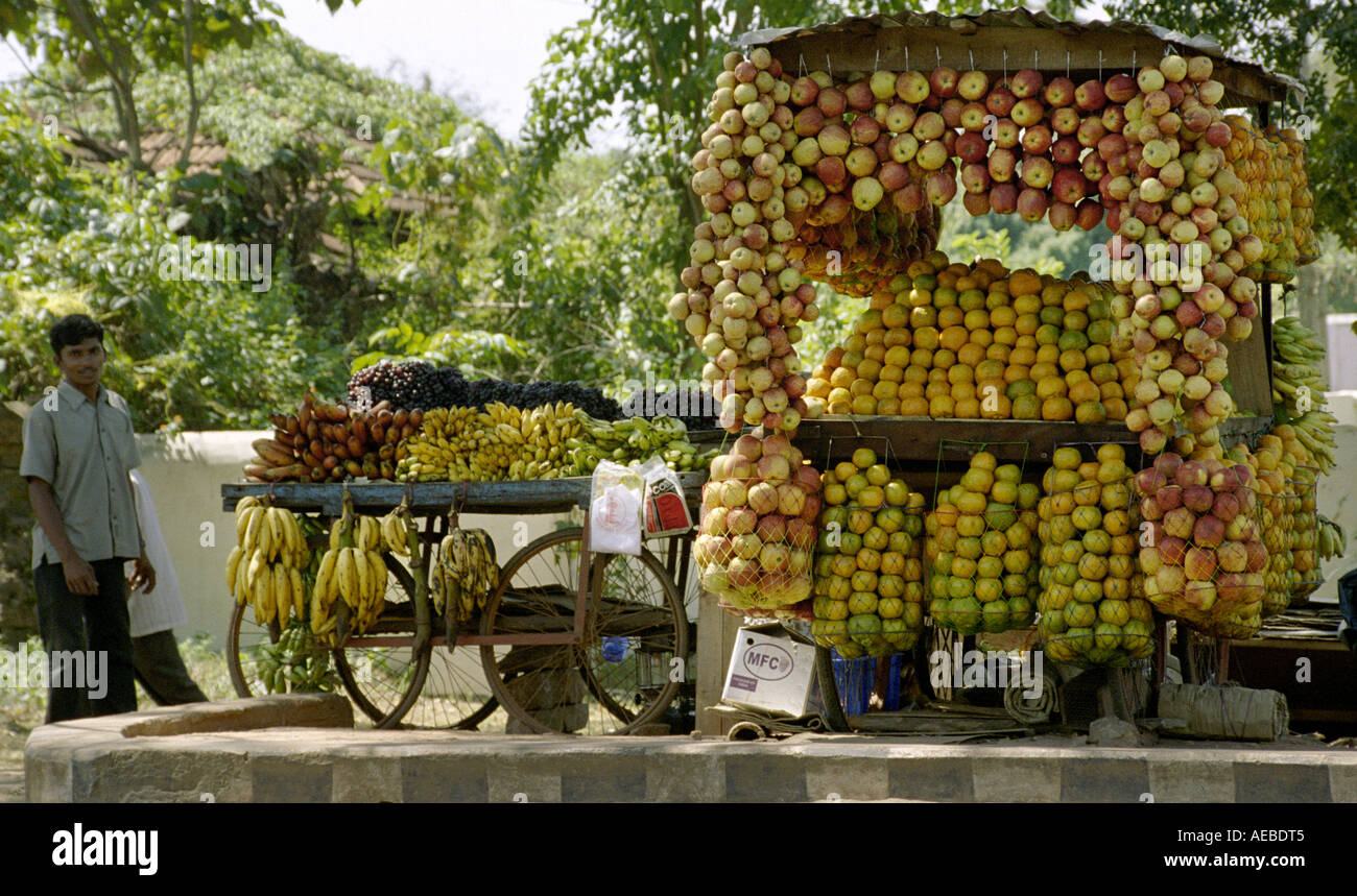 D'un côté et déplacements épais étal de fruits avec des oranges, pommes etc., Kerala, Inde Banque D'Images