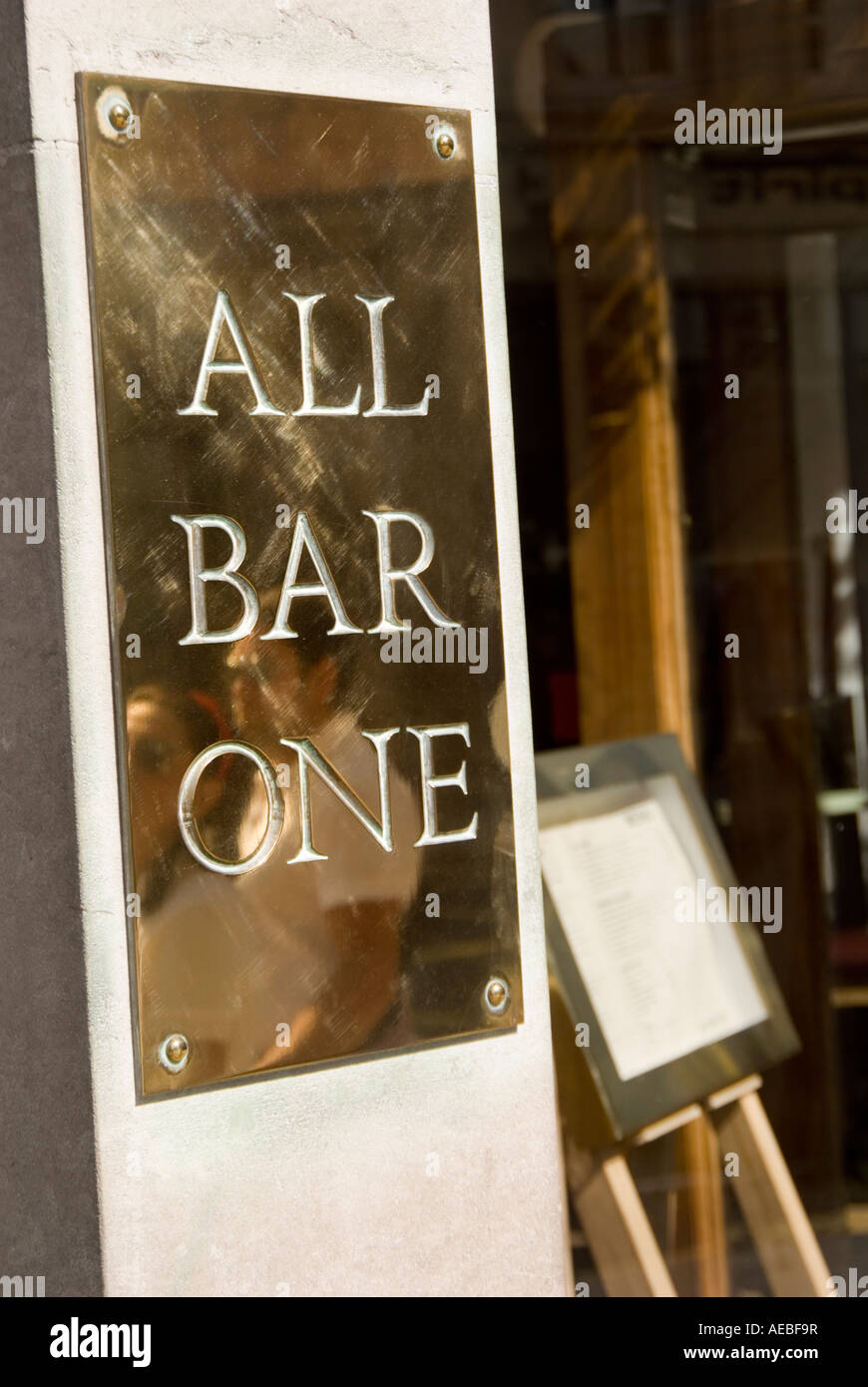 De plaque en laiton, une chaîne tous les Bar pub London UK Banque D'Images
