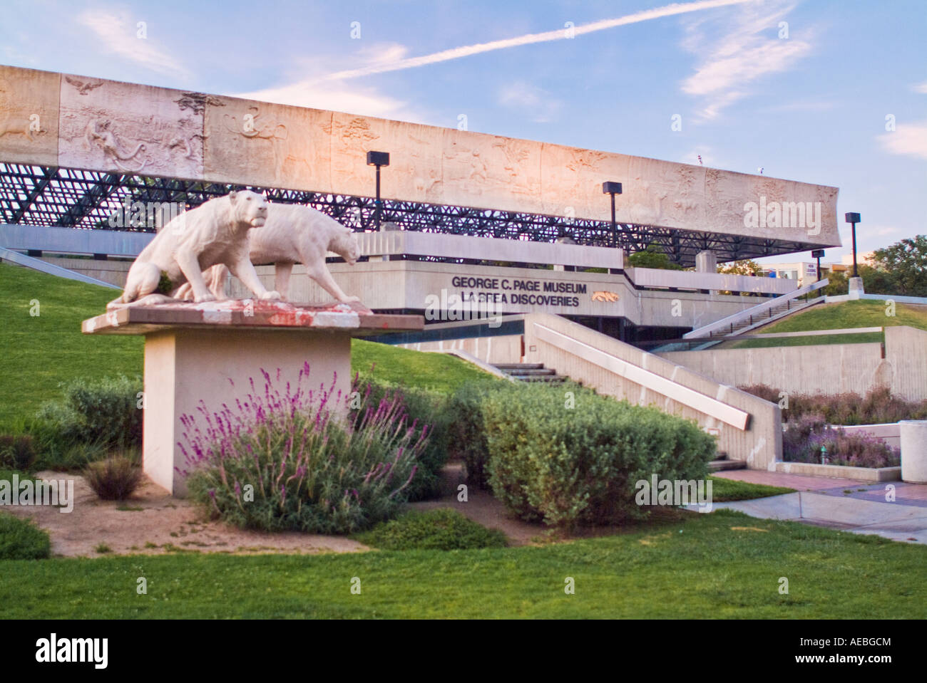 La façade extérieure de George C Page Discovery Museum d'Histoire Naturelle de Rancho La Brea Tar Pits in Los Angeles California USA Banque D'Images