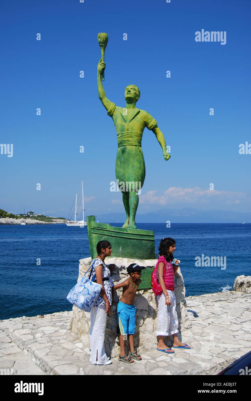 Statue de combattant de la liberté grecque, Geogios Anemogiannis Gaois, Port, Gaois, Paxos, îles Ioniennes, Grèce Banque D'Images