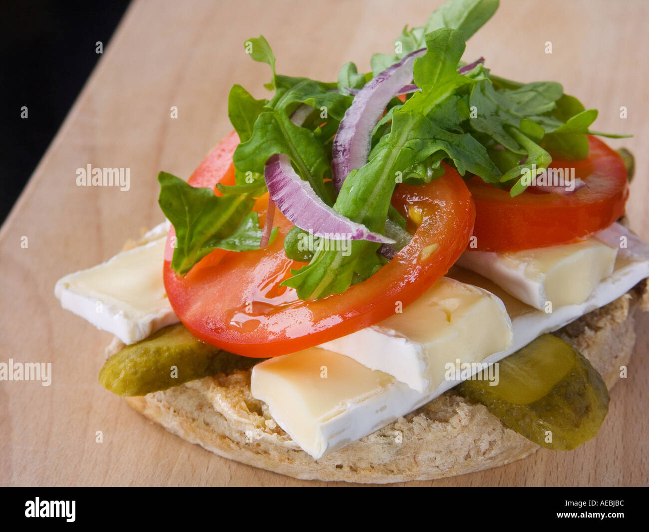 Brie et tomate sandwich ouvert Banque D'Images