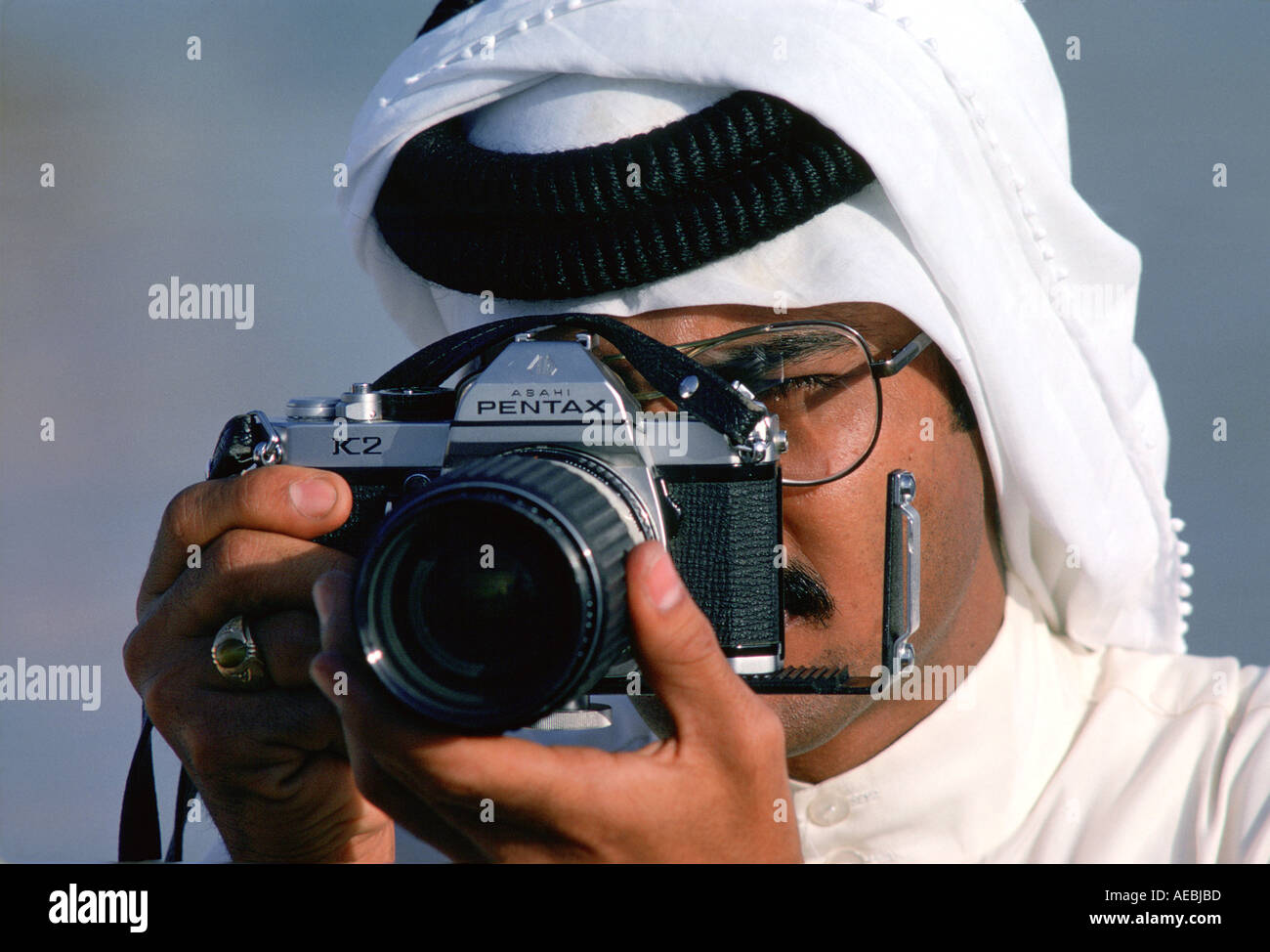 Man taking photo à l'aide de l'appareil photo Pentax Asahi Dubai Banque D'Images