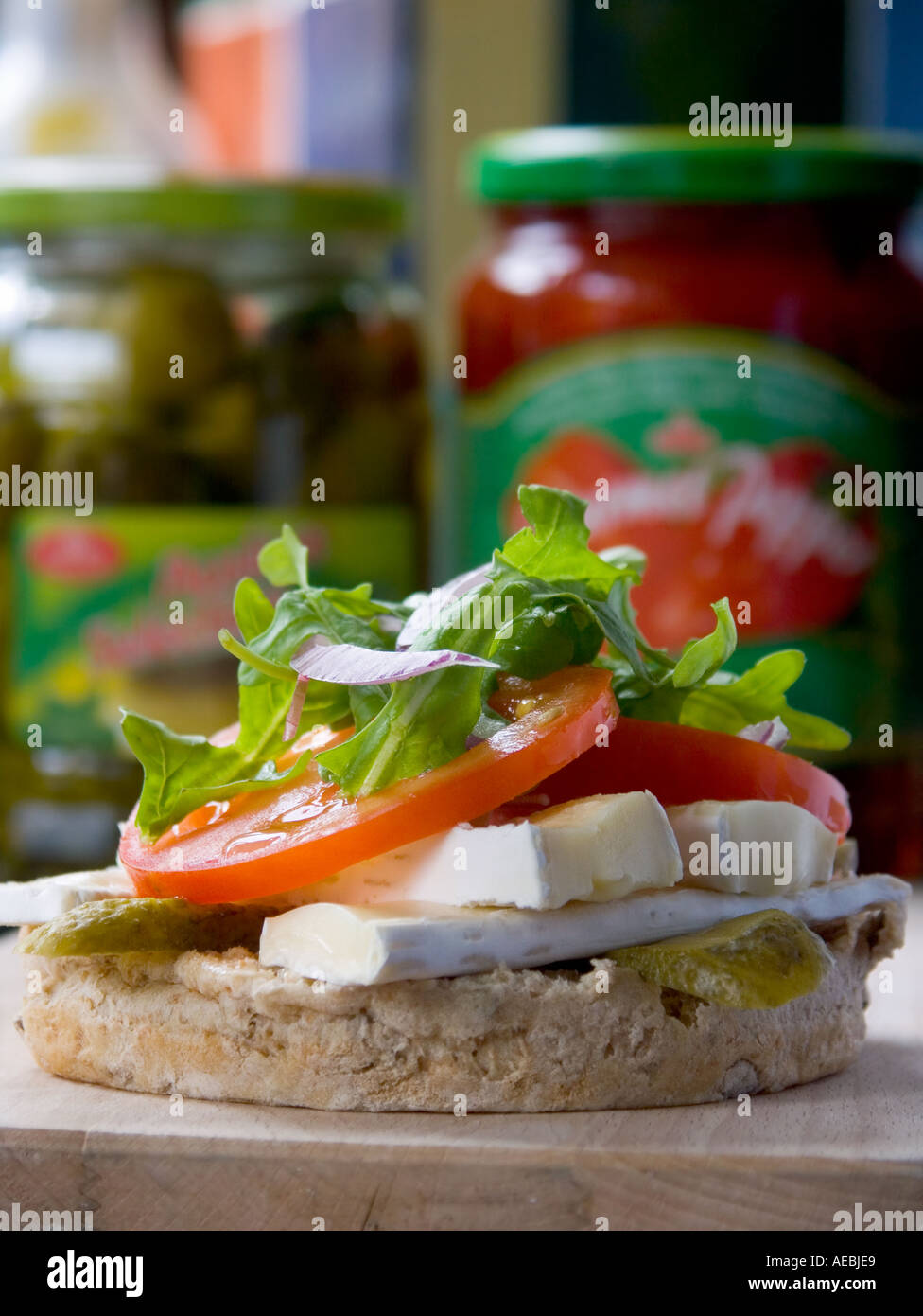 Brie et tomate sandwich ouvert Banque D'Images