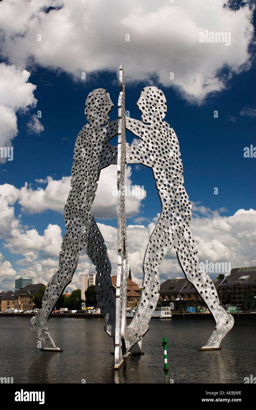 Sculpture métallique énorme molécule appelée Homme par Jonathan Borofsky dans la rivière Spree Berlin Banque D'Images