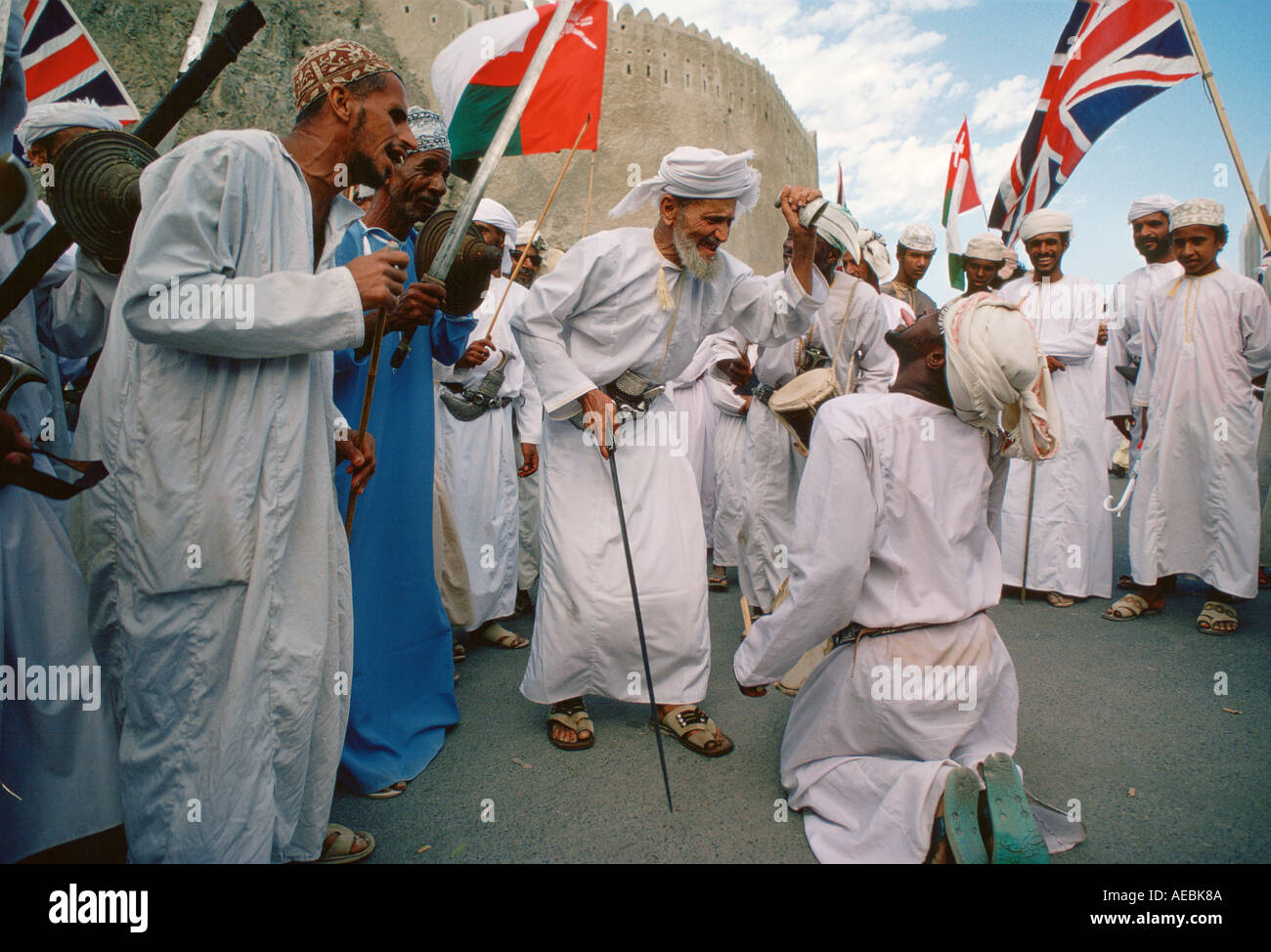 L'homme agissant dehors couper un autre homme s langue dans une performance en dehors du Palais Royal Sultan Qaboos Muscat Oman Banque D'Images