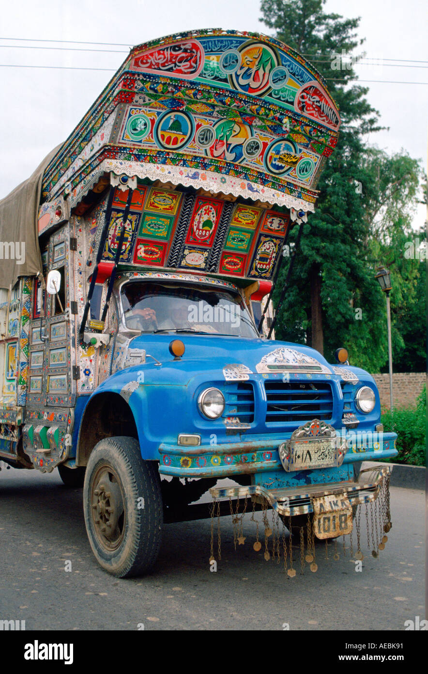 Chariot décoré de peintures et de symboles à Islamabad au Pakistan Banque D'Images