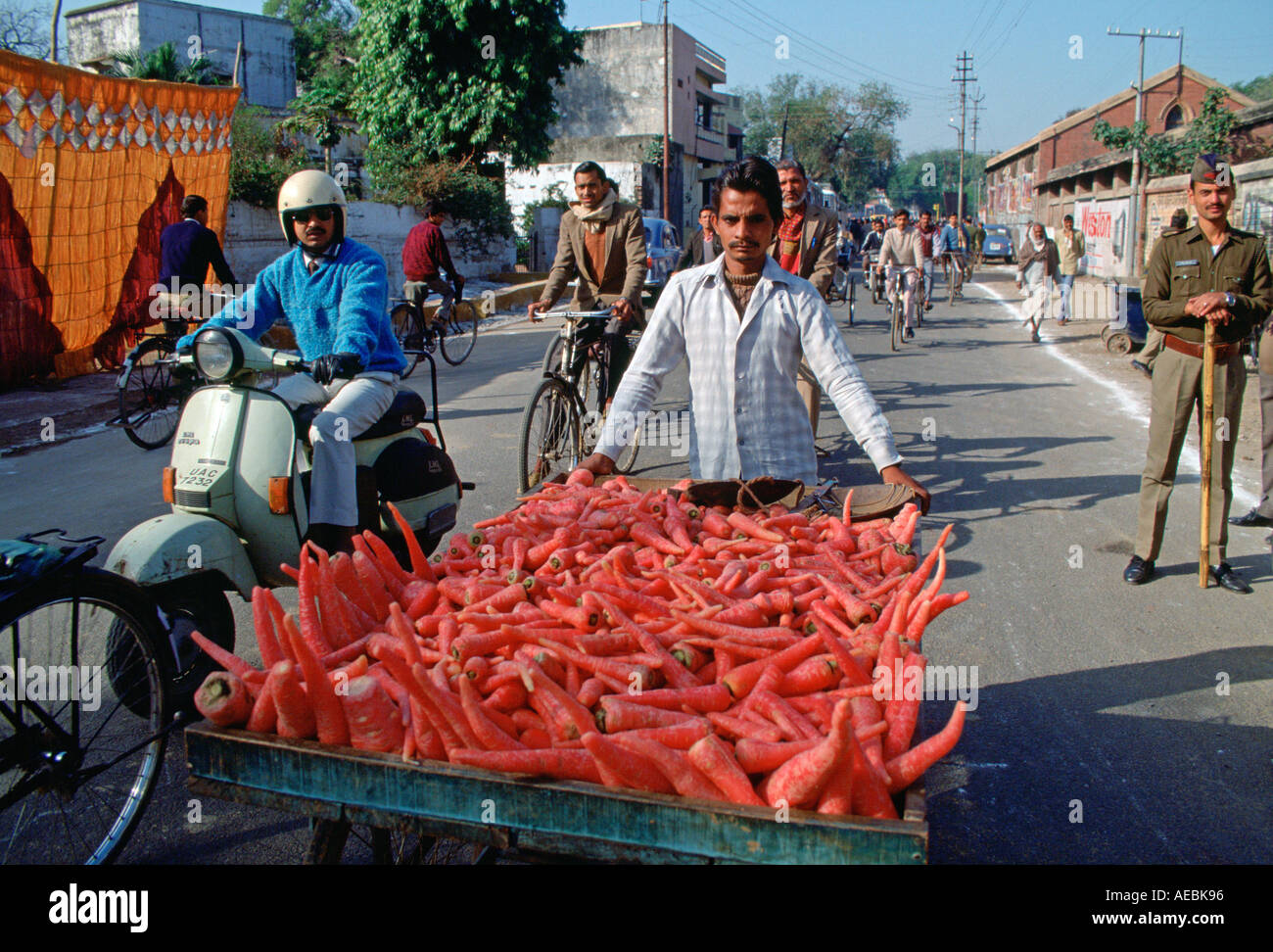 Le transport des aliments sur le marché dans les rues d'Islamabad au Pakistan Banque D'Images