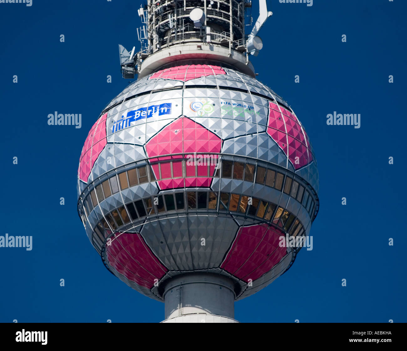 Détail de la tour de télévision ou fensehturm à Alexanderplatz Berlin pendant la Coupe de Monde 2006 avec le football sur sphère design Banque D'Images