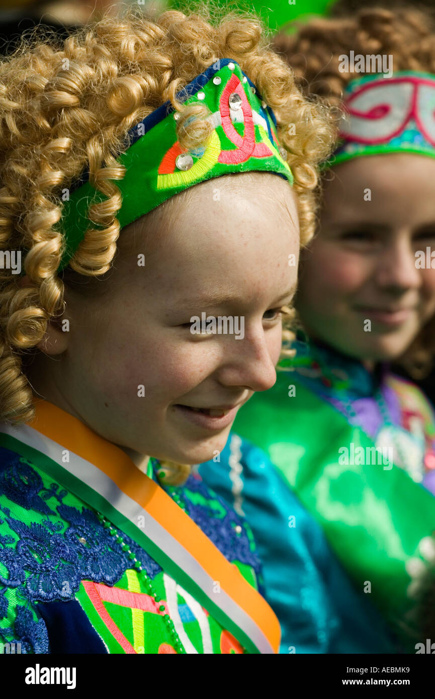 Les danseurs irlandais lors de la parade de la St Patrick, Londres, Angleterre, Royaume-Uni Banque D'Images