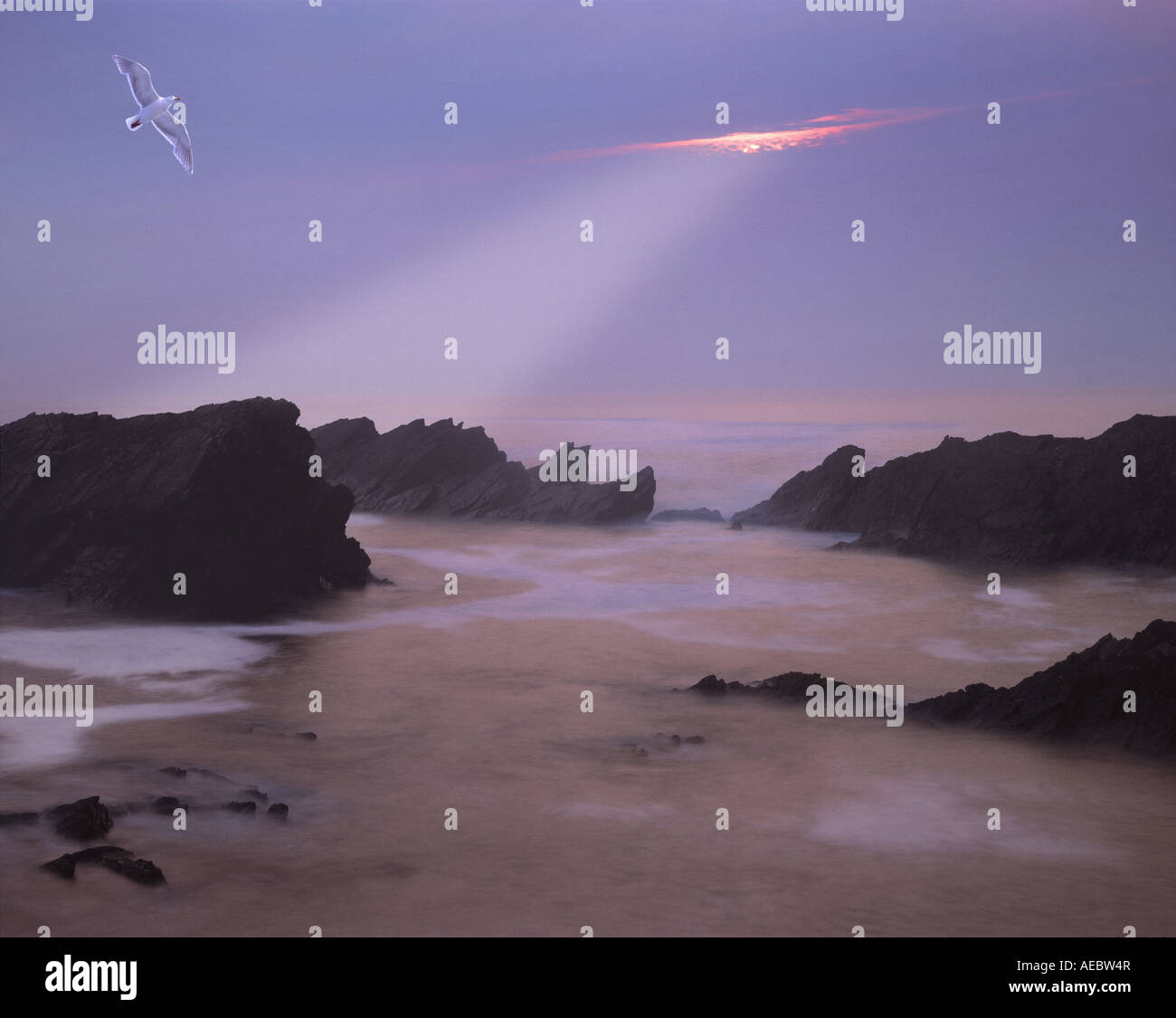 IE - CO.KERRY : Coucher de soleil sur Ballyferriter Bay sur la péninsule de Dingle Banque D'Images