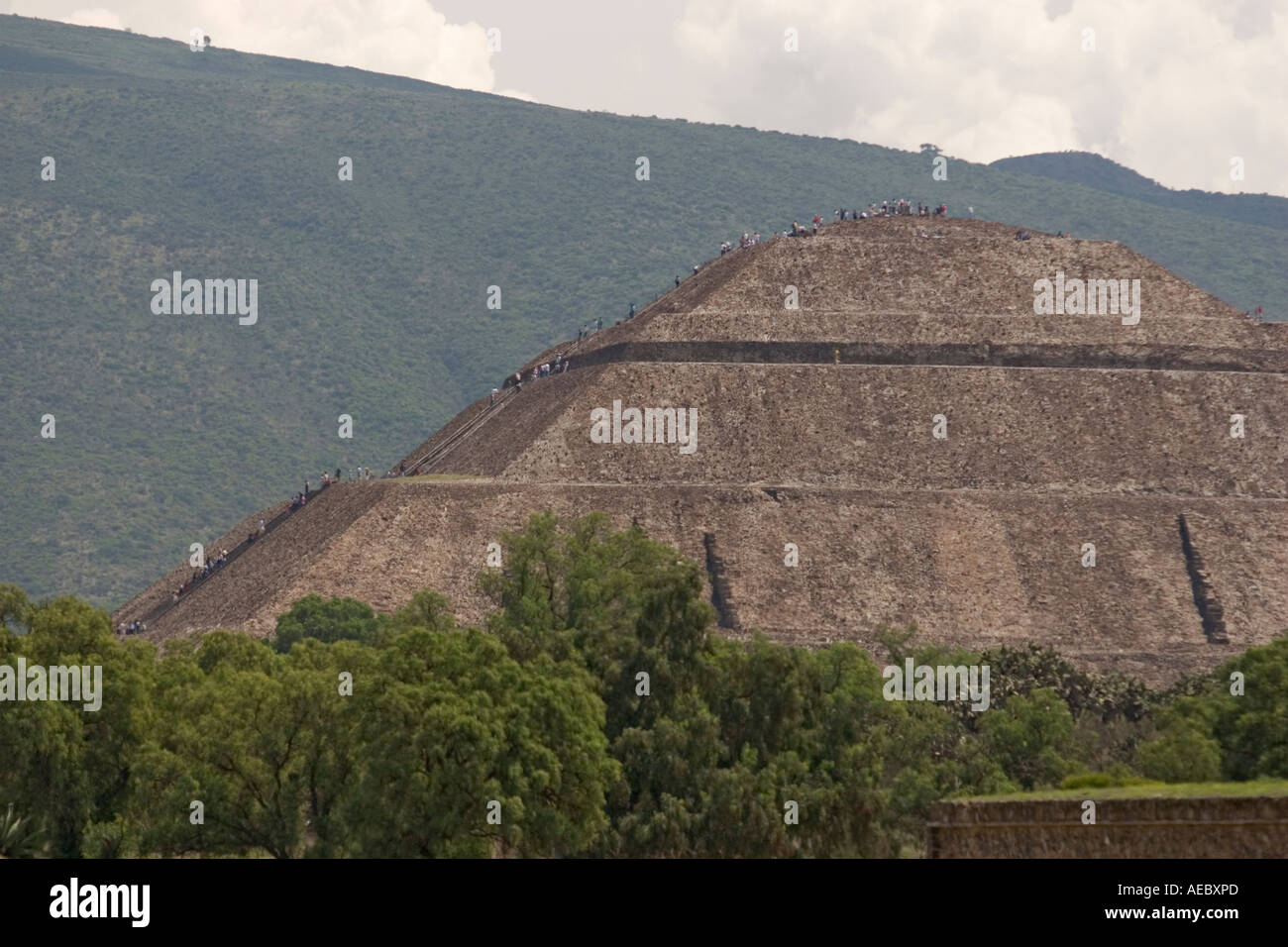 La Pyramide du soleil sur le site de Teotihuacán (Mexique). La Pyramide du soleil sur le site de Teotihuacán (Mexique). Banque D'Images