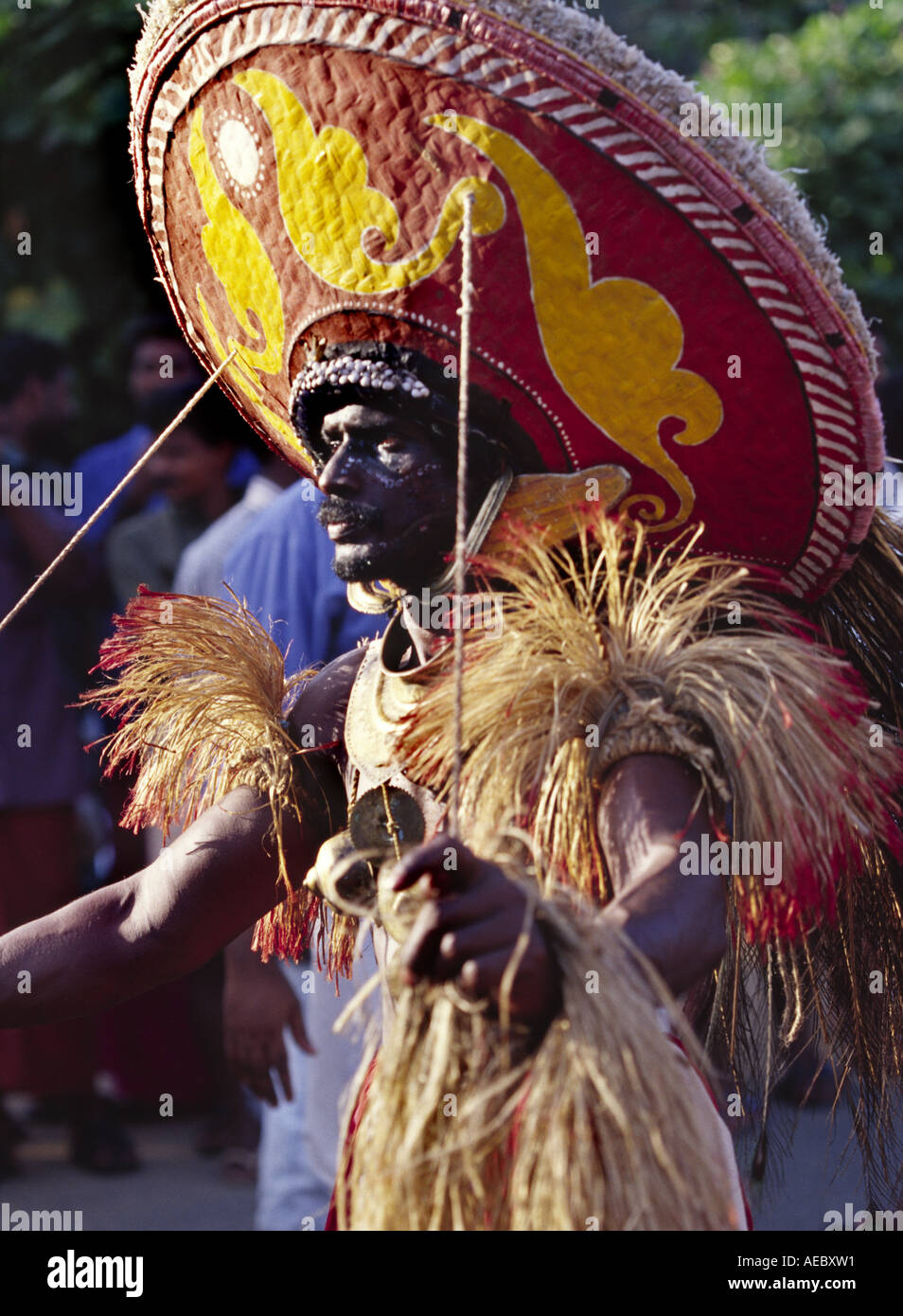 Artiste de Thira de Kerala, Inde, moyen gros plan, profil, format vertical Banque D'Images