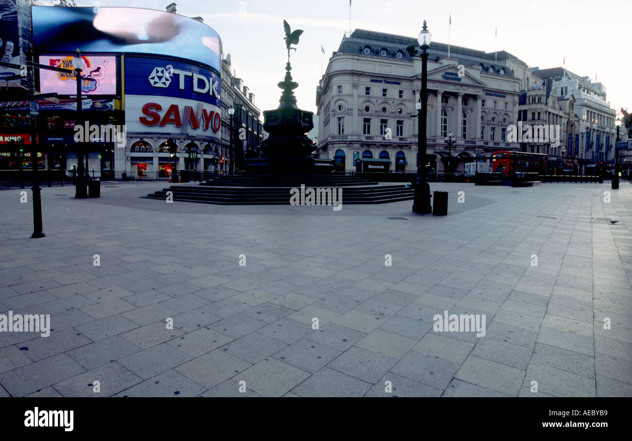 Picadilly Circus totalement déserté à l'aube du jour le plus long de l'année à 4h00 Banque D'Images