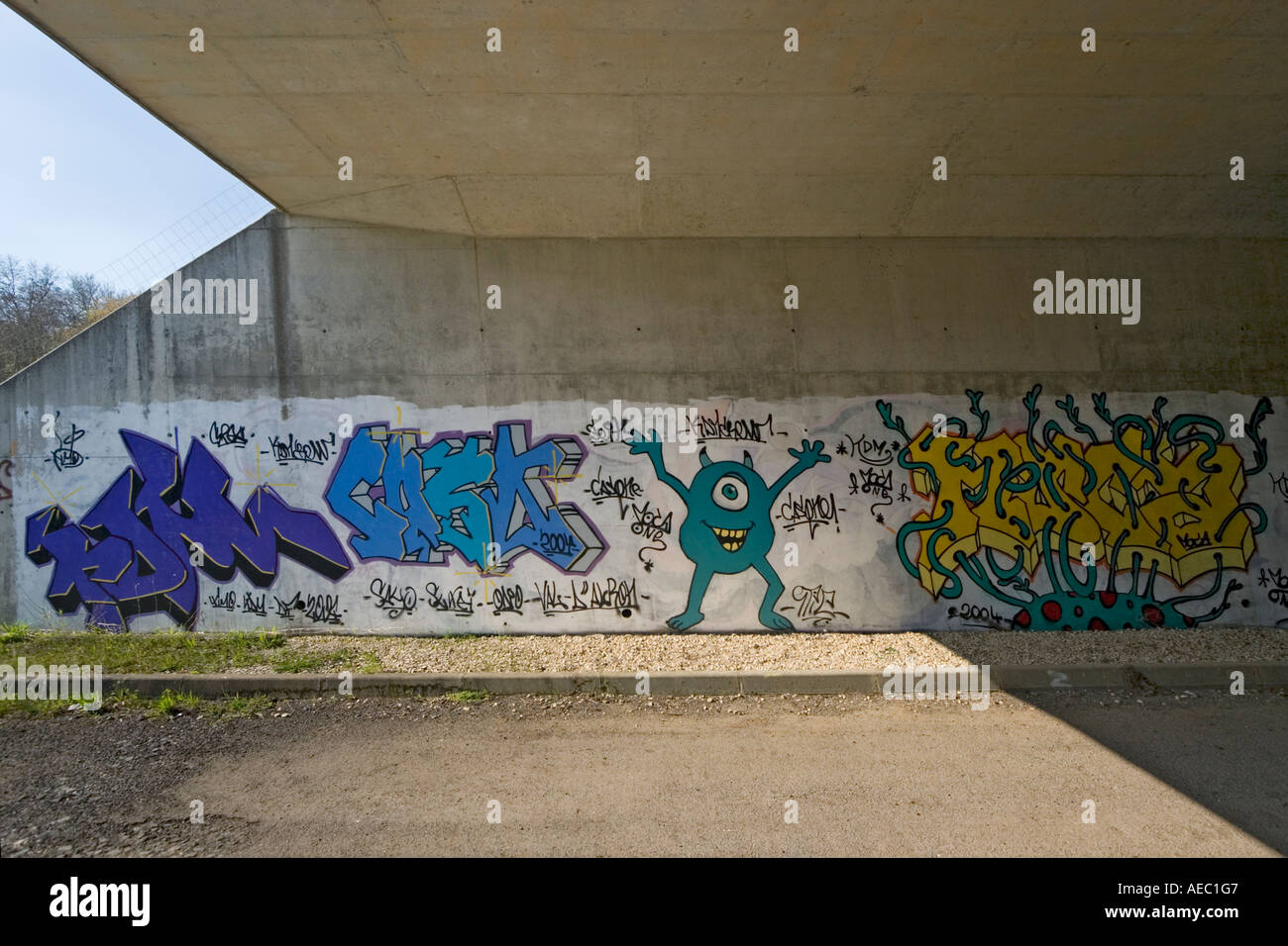 Un morceau de graffitis sous un pont d'autoroute (Cher - France). Le Graffiti sous un pont (space windows sa Cher 18 - France). Banque D'Images