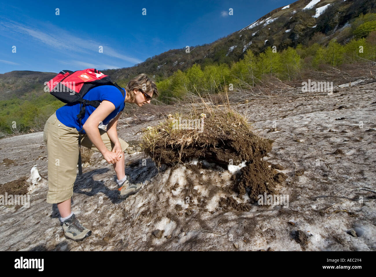 Un randonneur dame un regard sur les dommages causés par une avalanche. Randonneuse examinant les dégâts causés par une avalanche. Banque D'Images