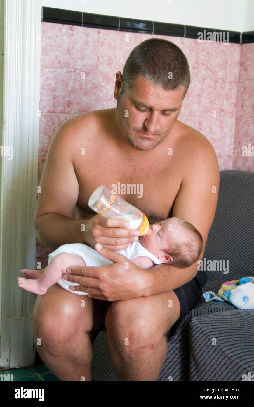 Père biberon son bébé nouveau-né, Espagne Banque D'Images
