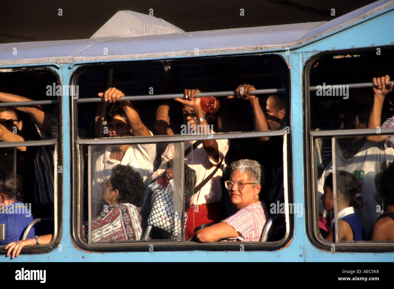La Havane Cuba Transports publics Bus chameau moteur essence Centre cubain Cuba La Havane Historique Historique de la vieille ville Banque D'Images