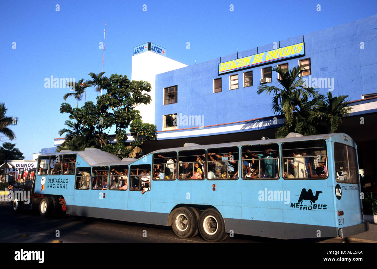 La Havane Cuba Transports publics Bus chameau moteur essence Centre cubain Cuba La Havane Historique Historique de la vieille ville Banque D'Images