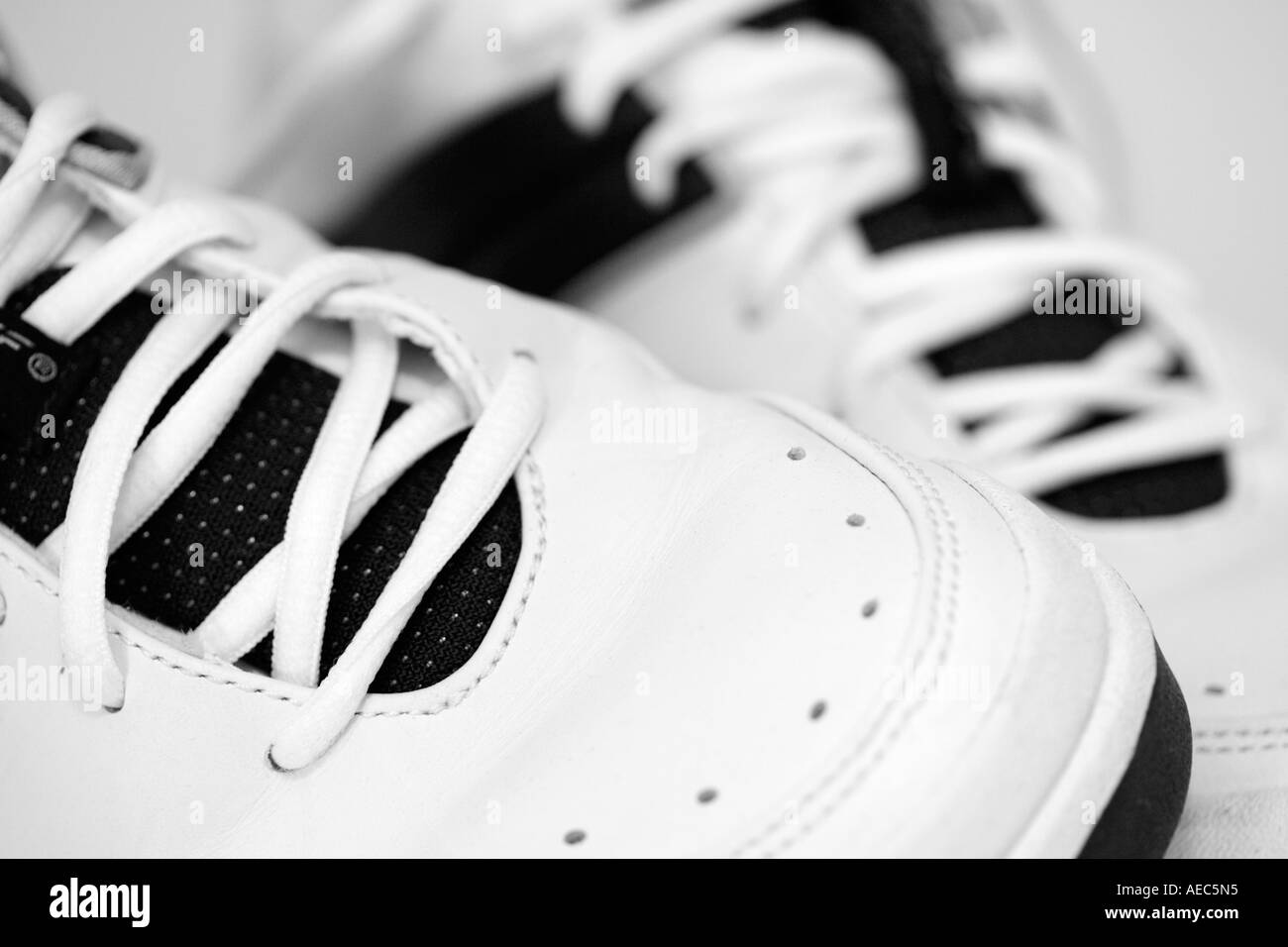 Close up de lacets blanc sur blanc formateurs / sneakers Banque D'Images