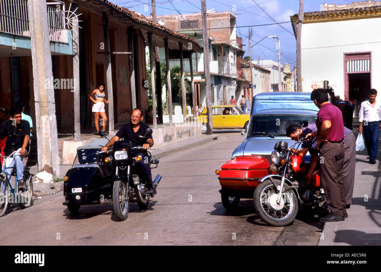 Pinar del Rio cigare tabac Cigares Cubains Cuba vieux centre historique Historique rue transport moto Moto route Banque D'Images