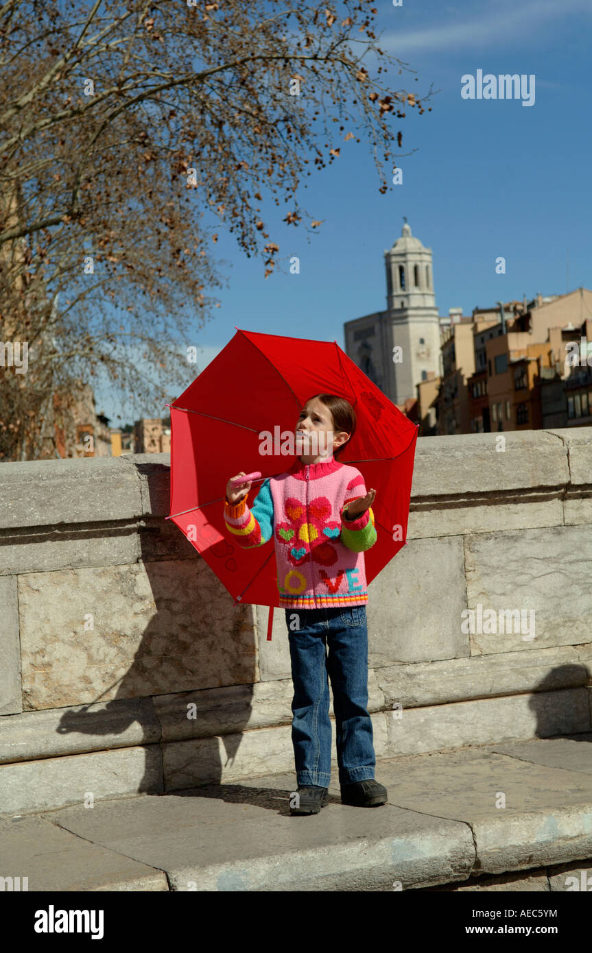 Enfant de moins de parapluie avec ciel bleu au-dessus Banque D'Images