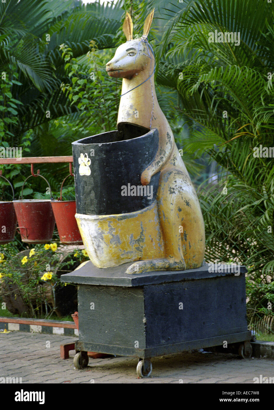 Une poubelle en forme de kangourou près d'une couchette d'essence dans le Kerala Inde Banque D'Images