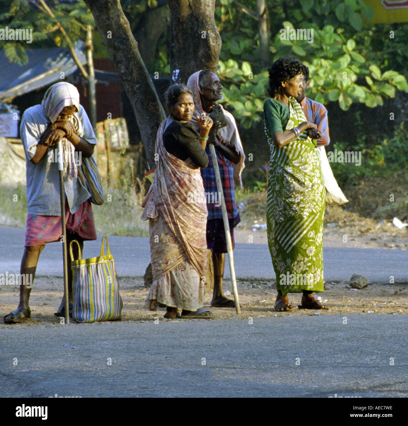 Les hommes et les femmes attendent le matin, Kerala, Inde Banque D'Images