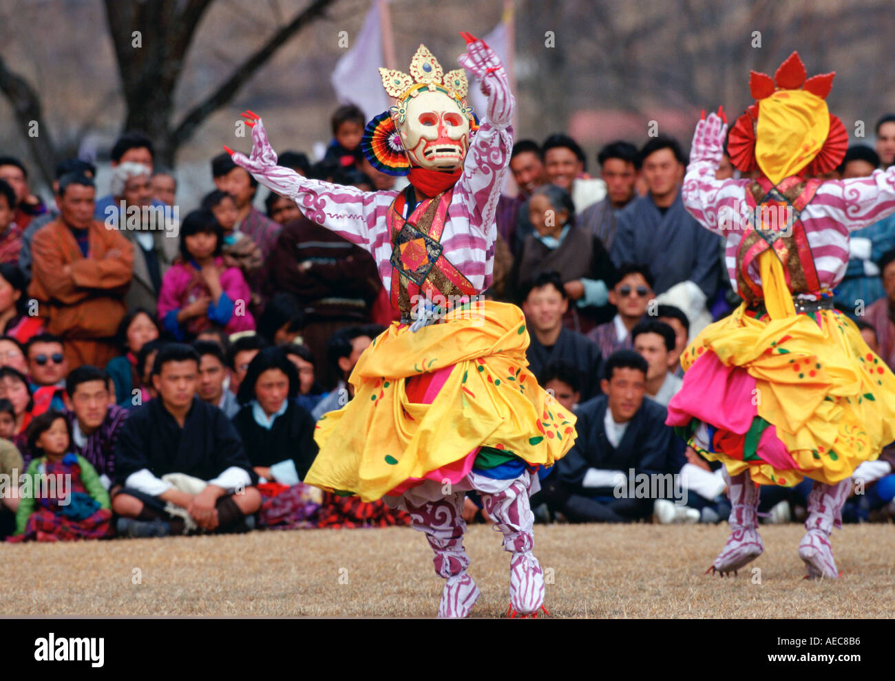 Danseurs masqués de la troupe royale effectuer danse squelette Bhoutan Paro Banque D'Images