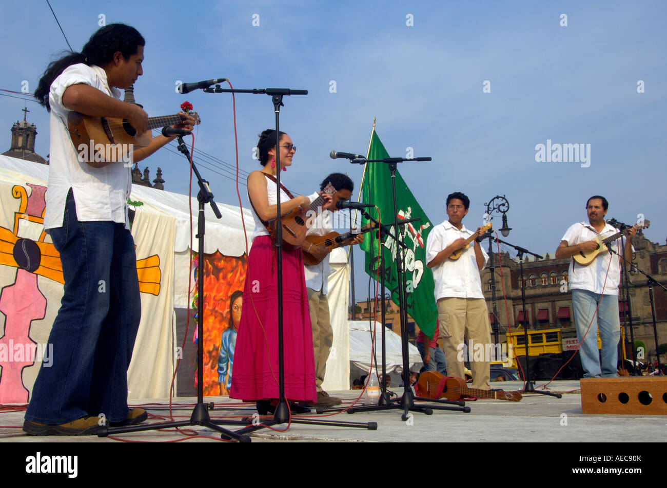 Un groupe de divertir les gens lors d'une démonstration de l'homme de Oaxaca dans le Zocalo de Mexico Banque D'Images