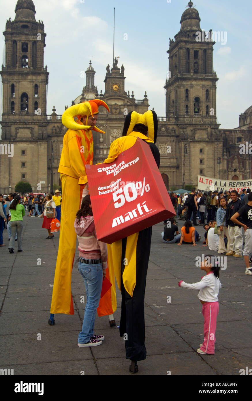 Certains hommes en costume de marketing dans le Zocalo de Mexico Banque D'Images