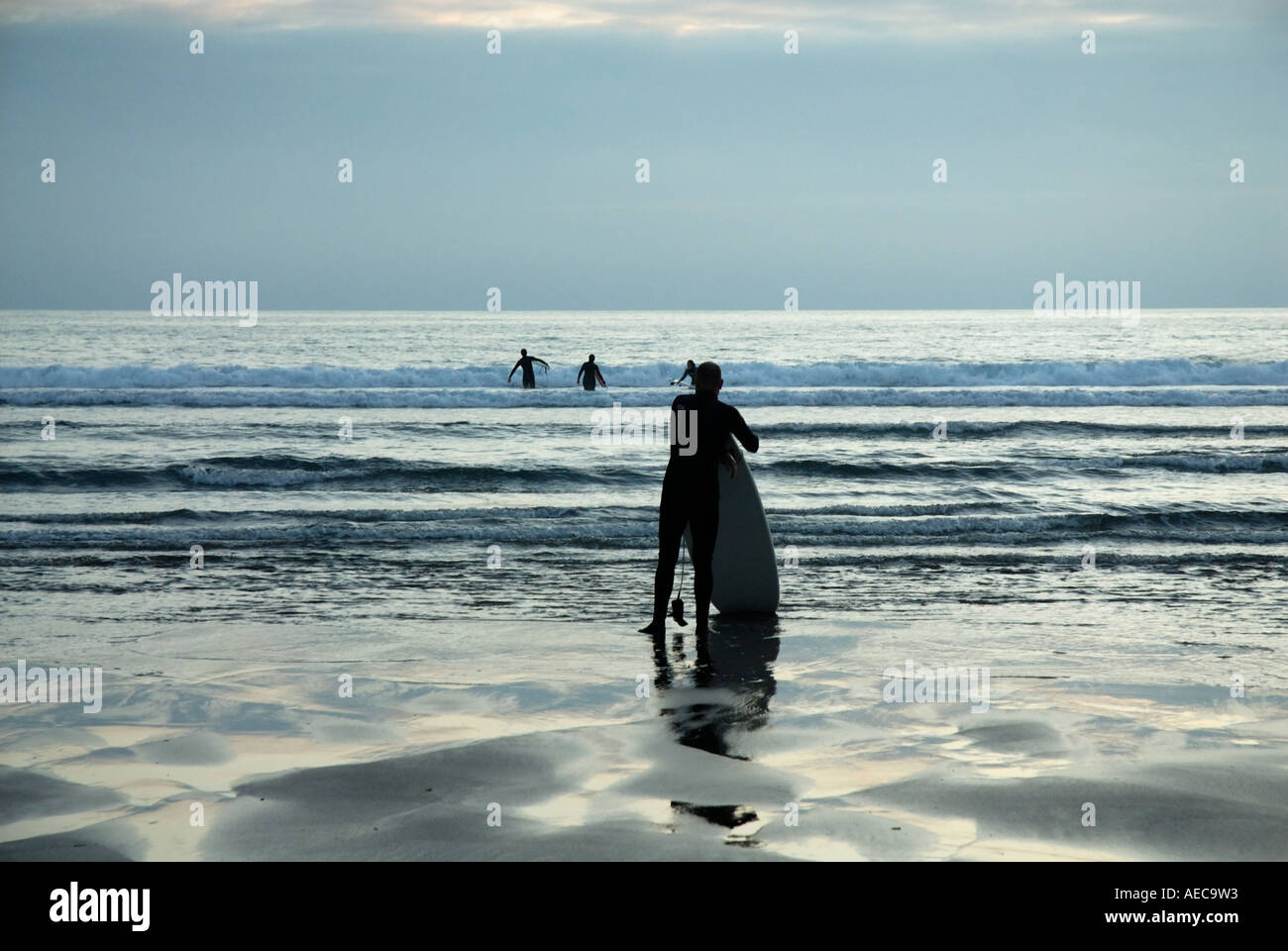 Sillouetted surfeur au crépuscule, Cornwall Banque D'Images