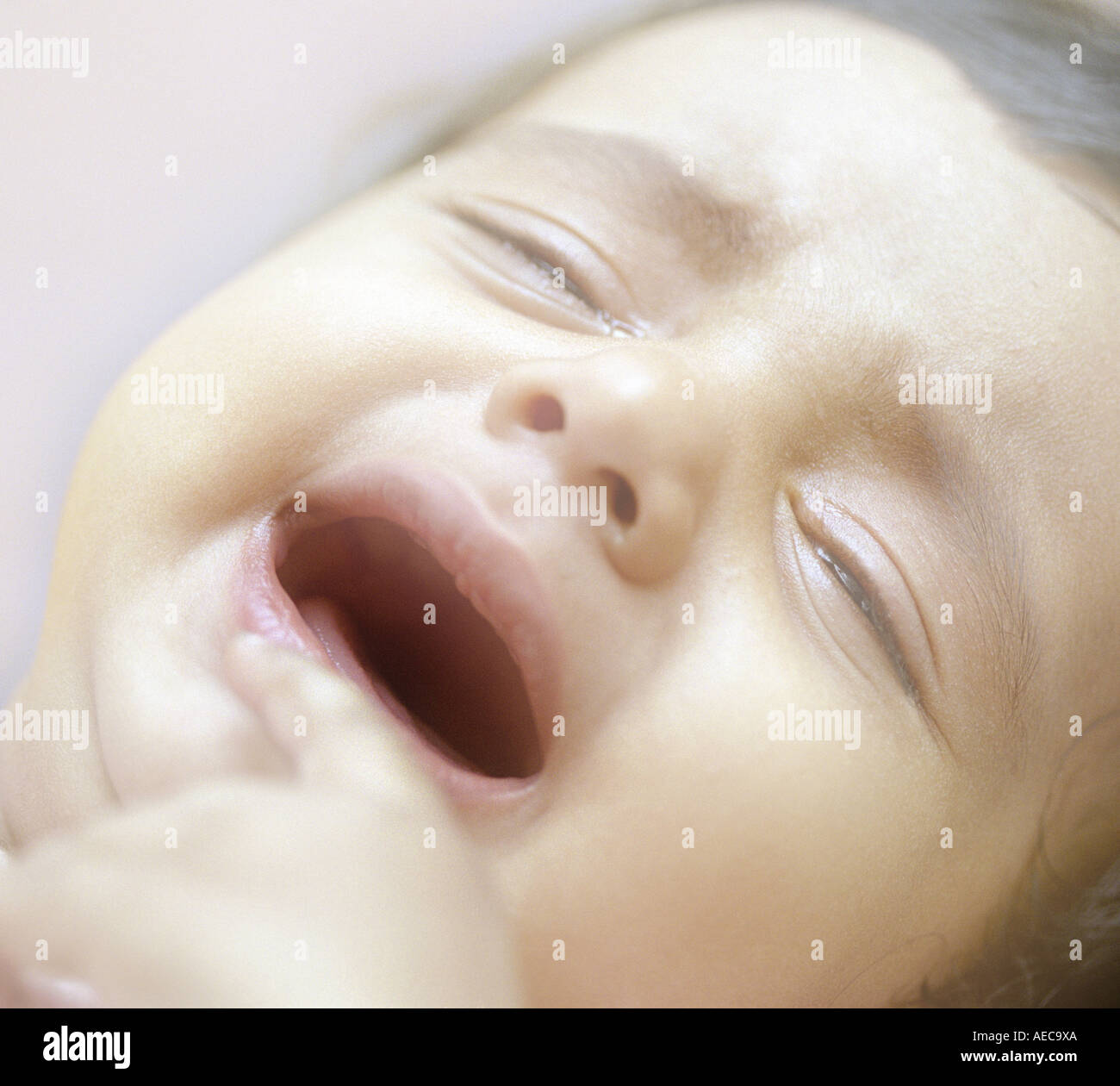 Gros plan du visage d'un bébé qui pleure, format horizonatl Banque D'Images