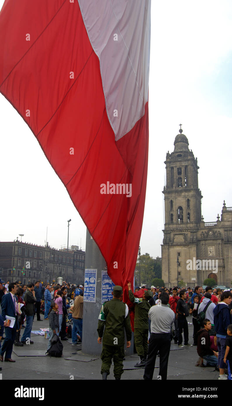 Le rituel de l'abaissement du drapeau géant dans le Zocalo de Mexico Banque D'Images