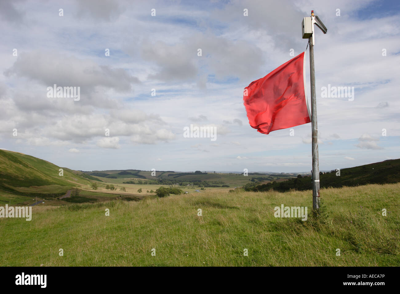 Un indicateur d'alerte rouge pour la formation d'Otterburn près de Alwinton, Parc National de Northumberland. Banque D'Images