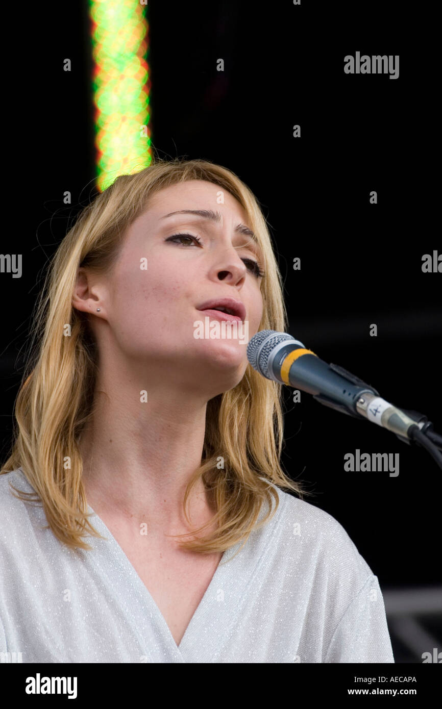 Emily Haines de Metric 02 wireless music festival 2006 à Hyde Park London England UK Banque D'Images