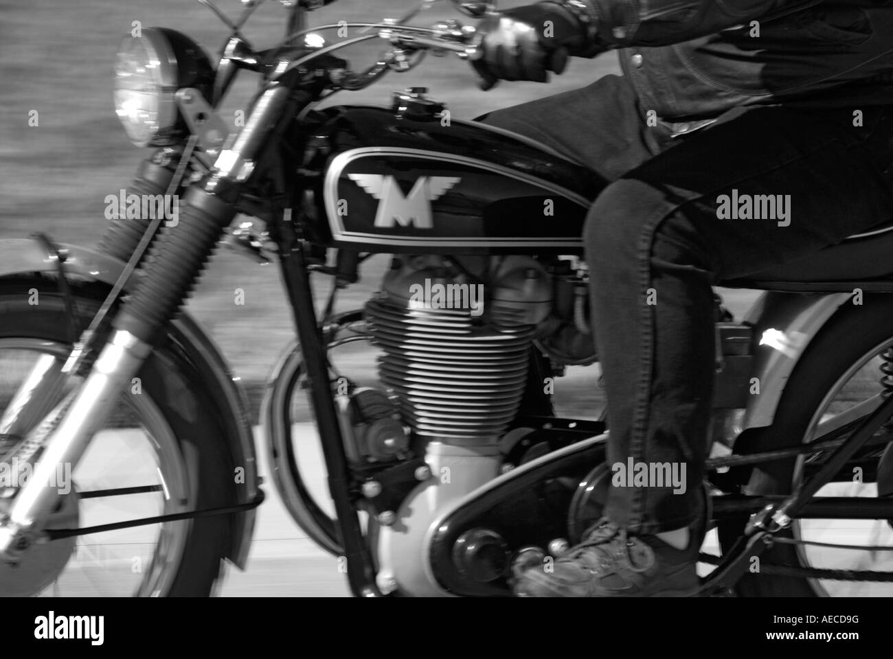 "L'équitation classique britannique un ^^￭ 1950 500cc cylindre 'single' 'mbricolage. (Vitesse flou.)" Banque D'Images