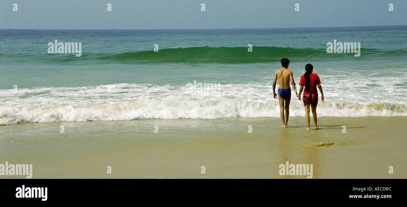 Jeune couple de passer une journée romantique à Kovalam beach à Trivandrum, Kerala, Inde Banque D'Images