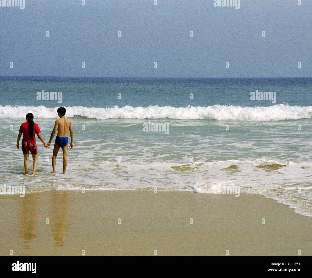 Jeune couple de passer une journée romantique à Kovalam beach à Trivandrum, Kerala, Inde Banque D'Images