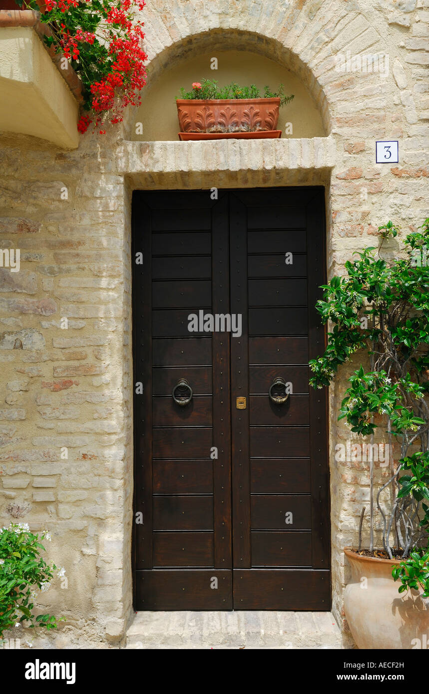 Porte numéro 3 avec pierres et plantes en pot à Montefalco Ombrie Italie Banque D'Images