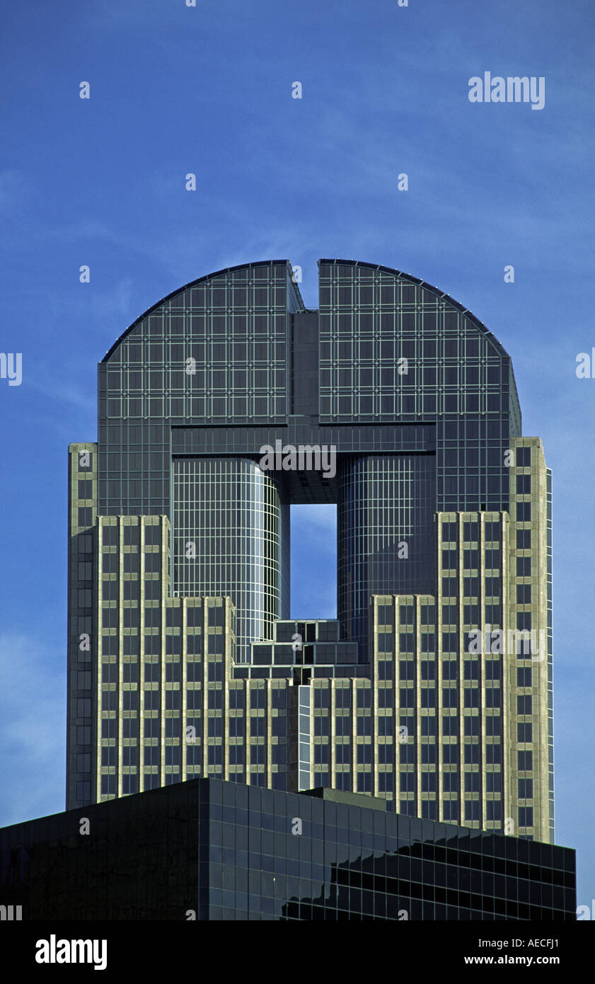7 étages, le trou dans le centre de l'édifice près du dessus de la Chase Tower, Dallas, Texas, USA Banque D'Images