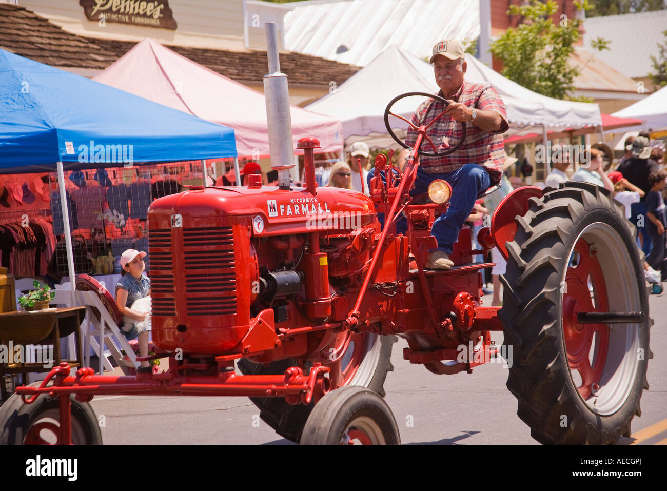 Vieux tracteur passe par Old Santa Cruz Mountains Day Parade Californie Santa Ynez Banque D'Images