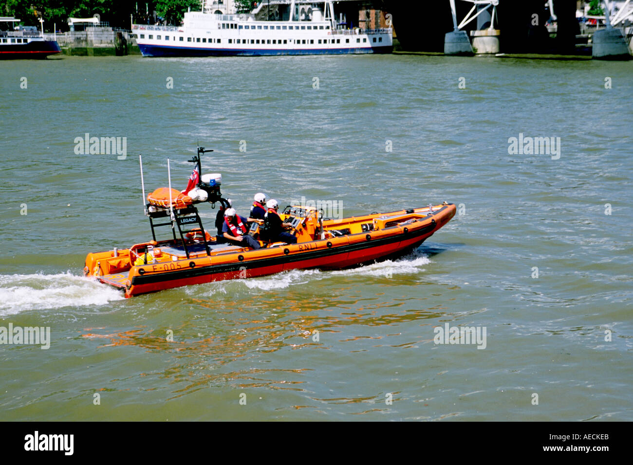 Un lancement de sauvetage de la RNLI en patrouille sur la rivière Thames à London. Banque D'Images