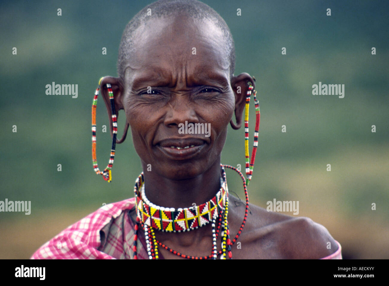 Les femmes Massai avec la mode traditionnelle, au Kenya Banque D'Images