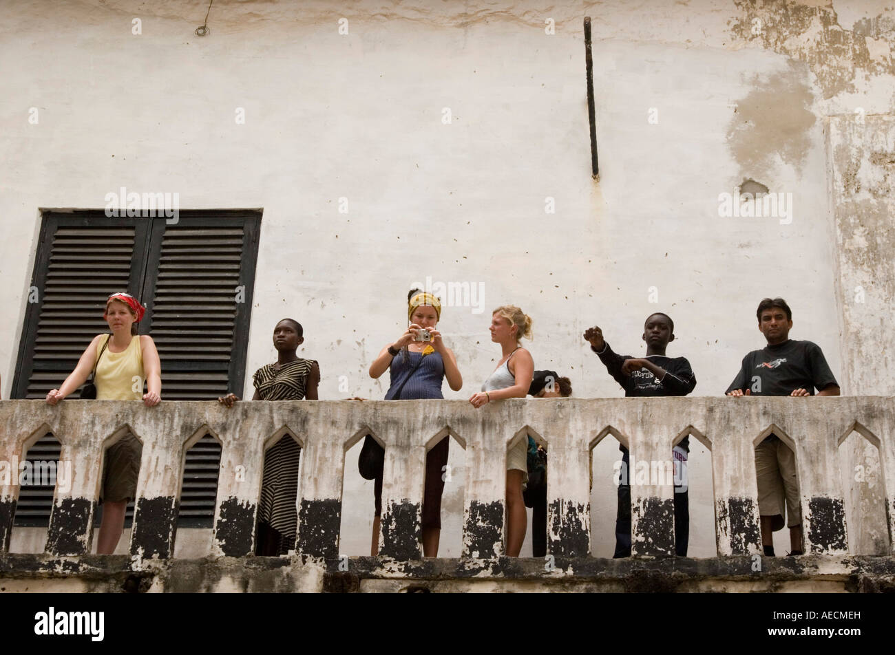 Les touristes visitant ancien esclave fort de St George Château à Elmina au Ghana Banque D'Images
