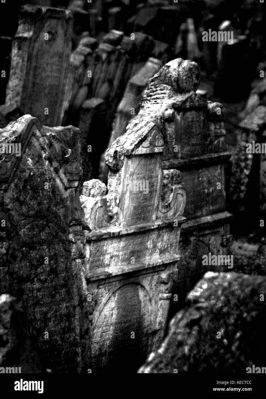 Un jour de pluie de pierres tombales dans le cimetière juif historique vieux de plusieurs siècles de Prague Praha République Tchèque Banque D'Images