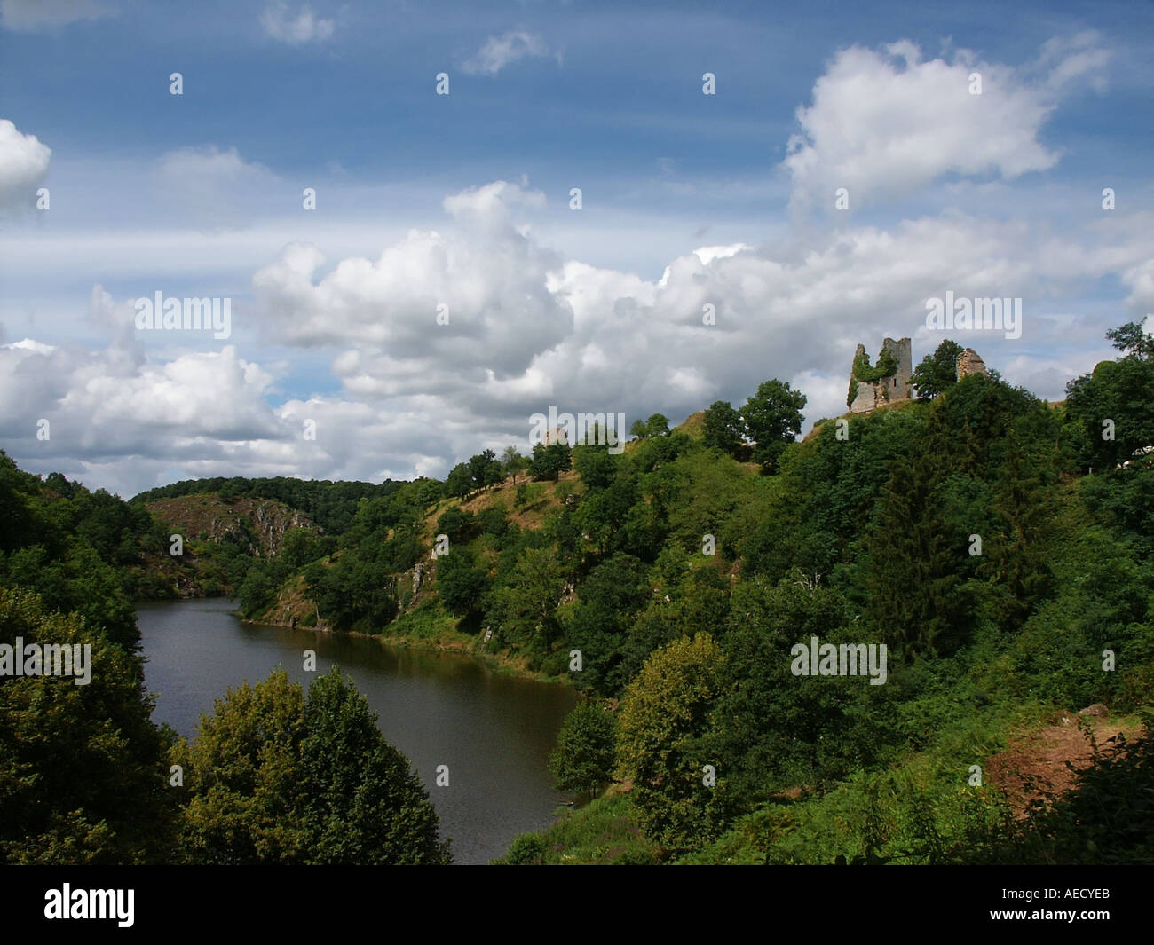 L'Europe ue france massif central la vallée de la rivière creuse chateau château de crozant Banque D'Images