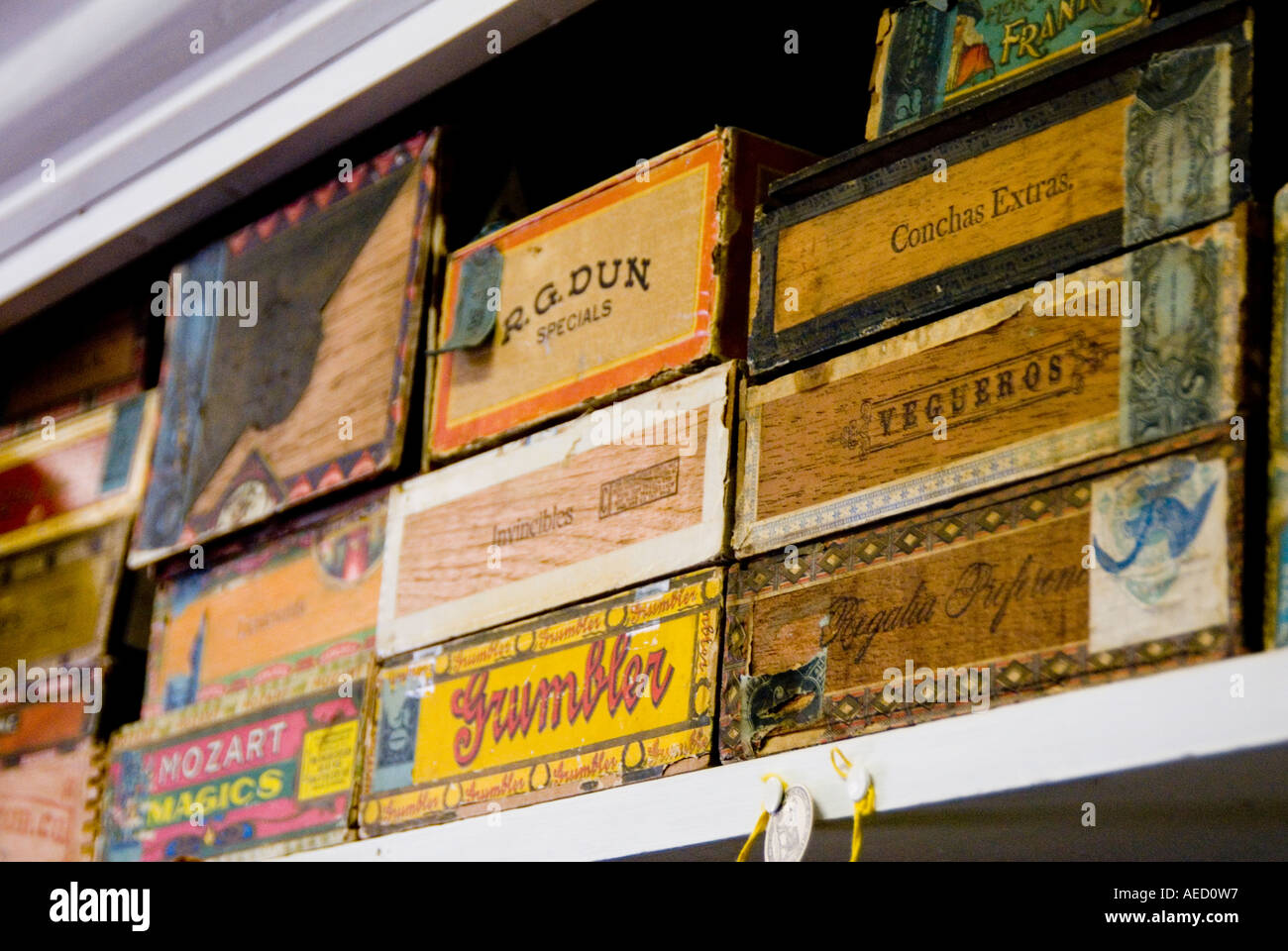 Les boîtes à cigares anciens trouvés dans le magasin général abandonnés dans la ville fantôme de chlorure de Nouveau Mexique Banque D'Images