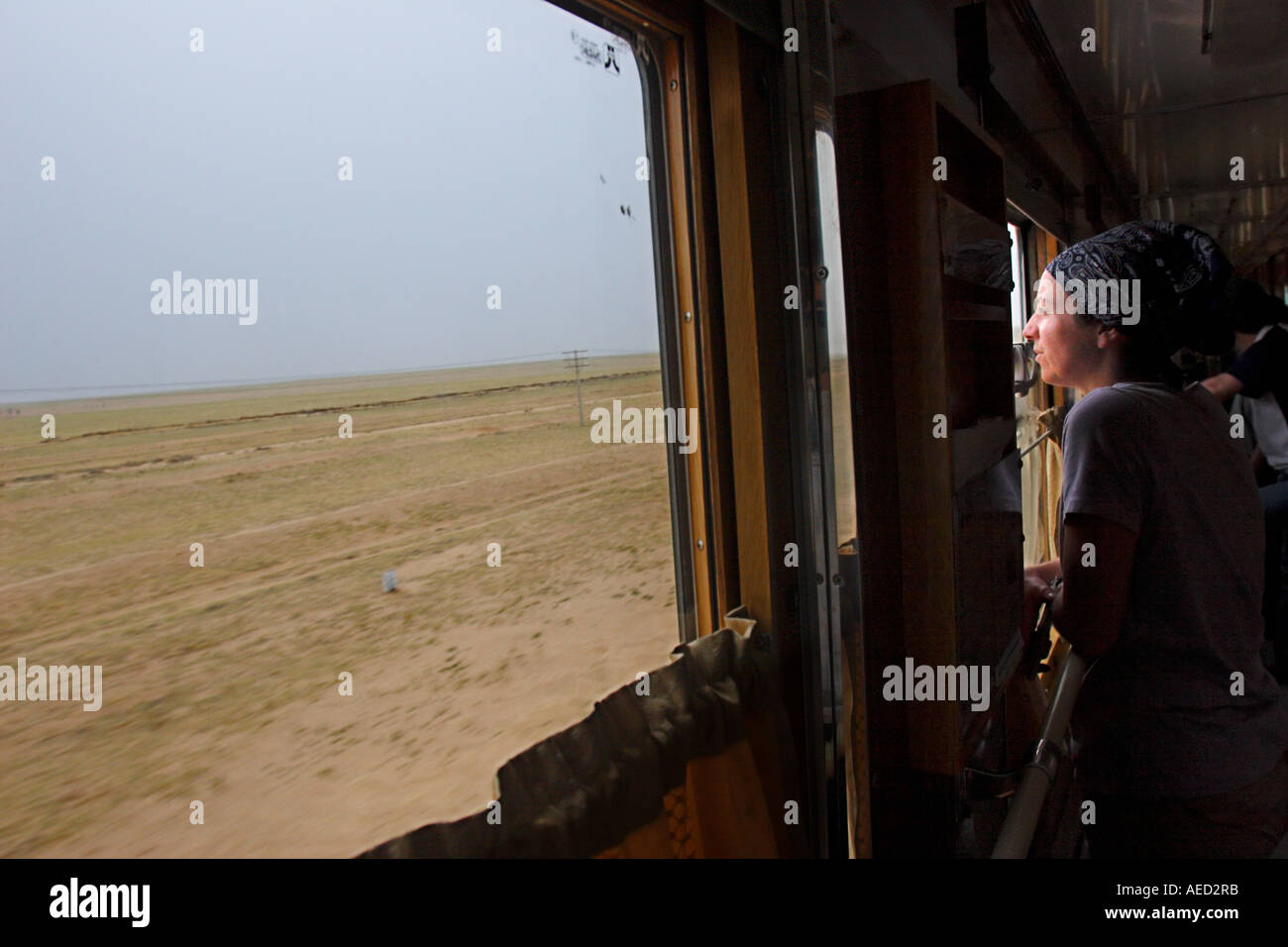 En voyant le désert de Gobi de la Trans-Mongolian Express en route vers Oulan-Bator, Mongolie Banque D'Images