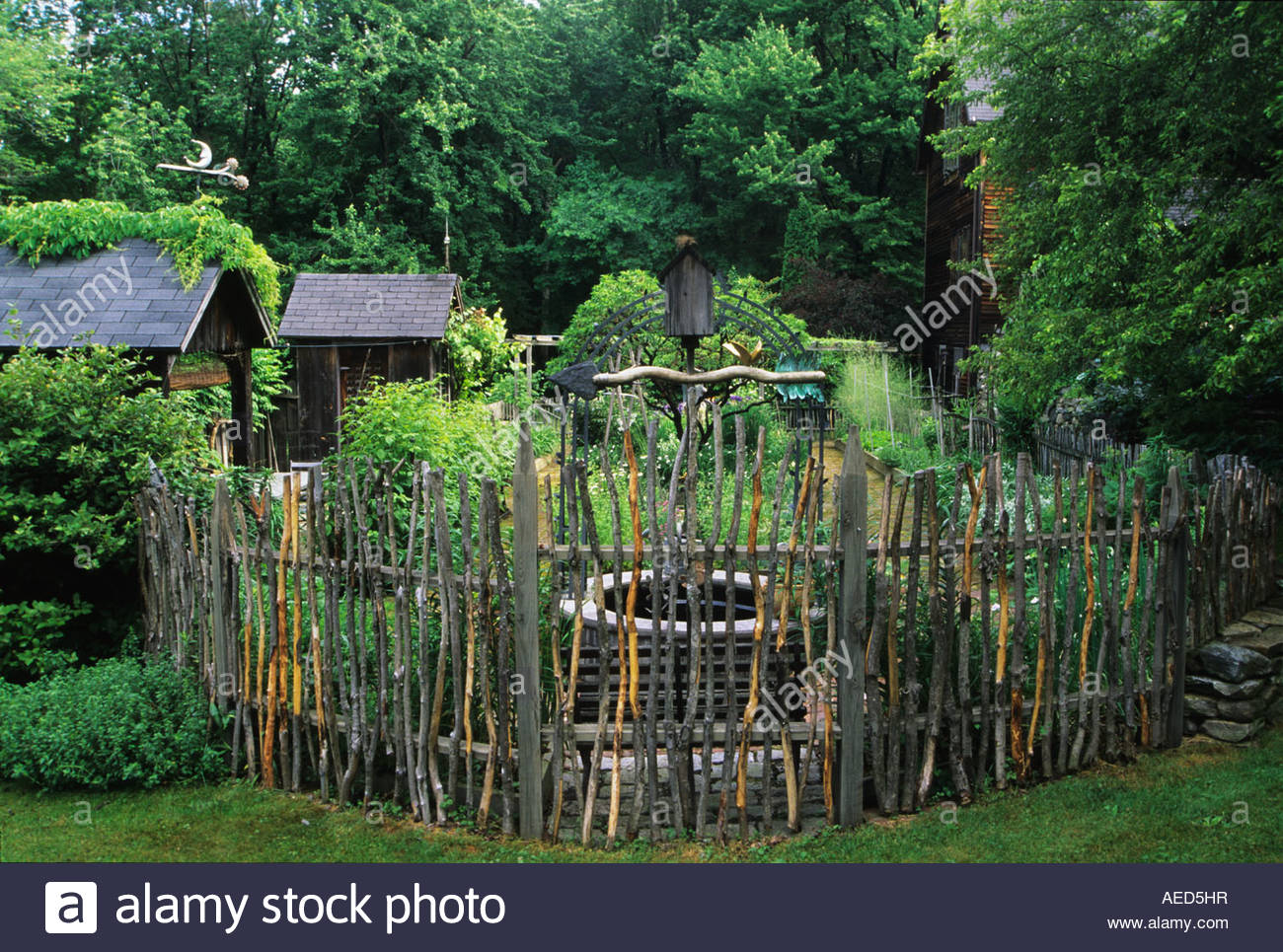 Les Simpson s jardin rustique Connecticut clôture entourant le ... Les Simpson s jardin rustique Connecticut clôture entourant le ...
